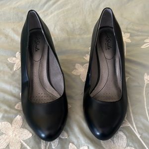 Life stride black pumps with heel support